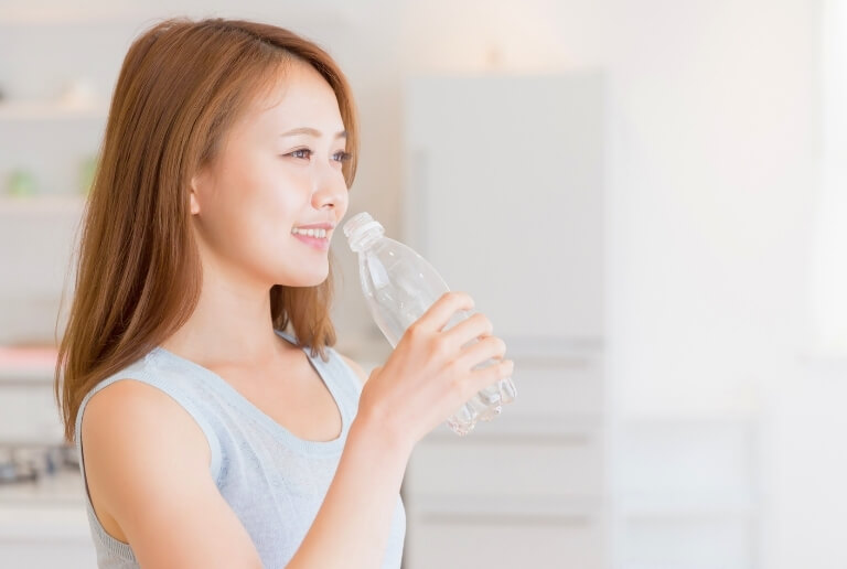 喉が渇いたときは、水やノンカフェインの麦茶、ハーブティーなどで喉を潤すようにしましょう