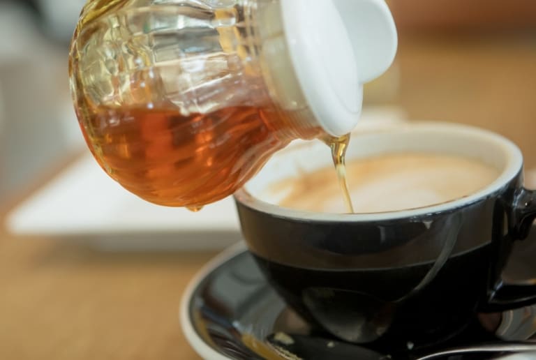 コーヒーに甘みを加えるなら、オリゴ糖が含まれたハチミツを