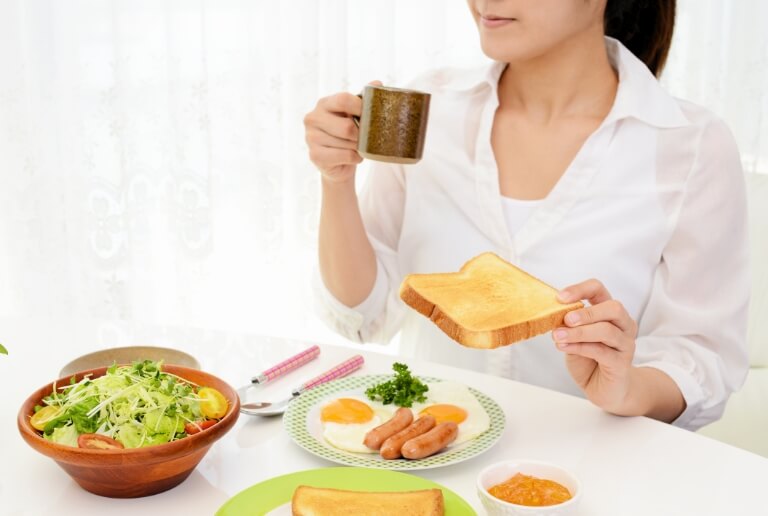 きちんと朝食を食べる 